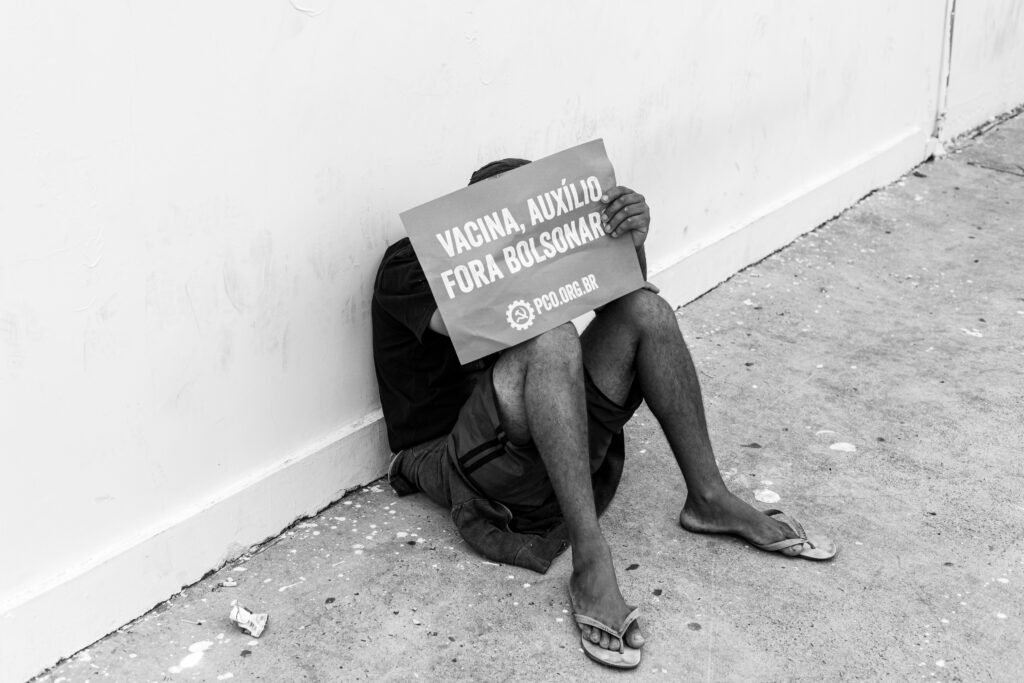 Foto de Lucas Vinícius Pontes no Pexels: https://www.pexels.com/pt-br/foto/preto-e-branco-p-b-pessoa-rua-9957951/