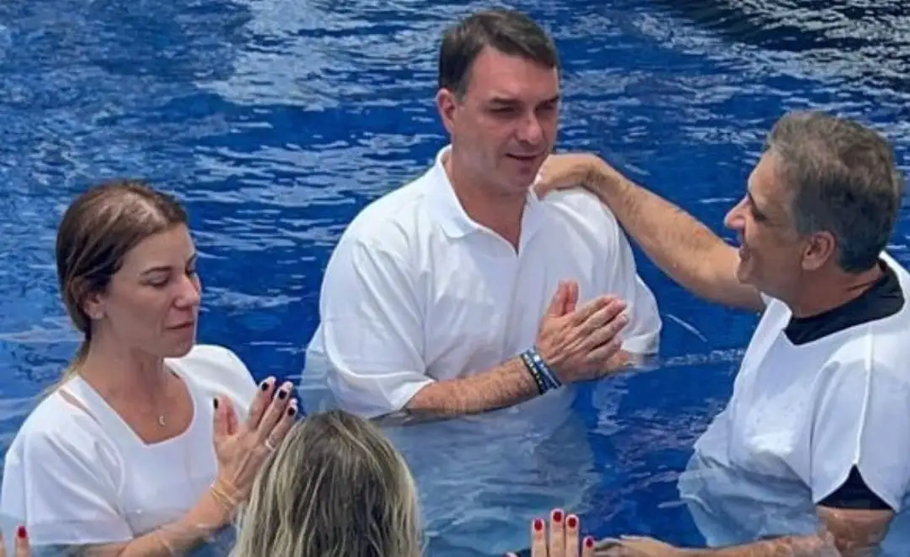 O batismo de Flávio Bolsonaro - Itabira Gospel