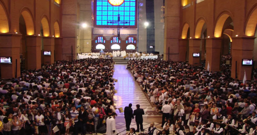 G1 - Cerca de 35 mil fiéis participam de missa solene em Aparecida ...
